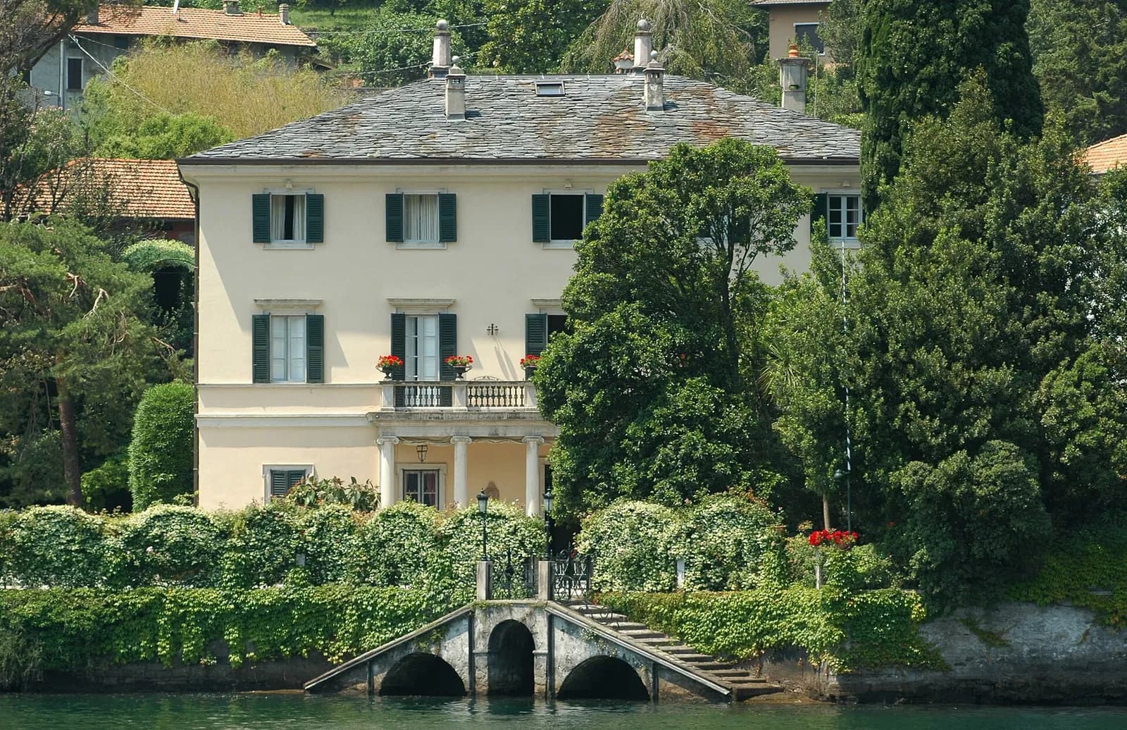 la Villa Oleandra à Laglio et son ponton de pierre au bord du lac de Côme