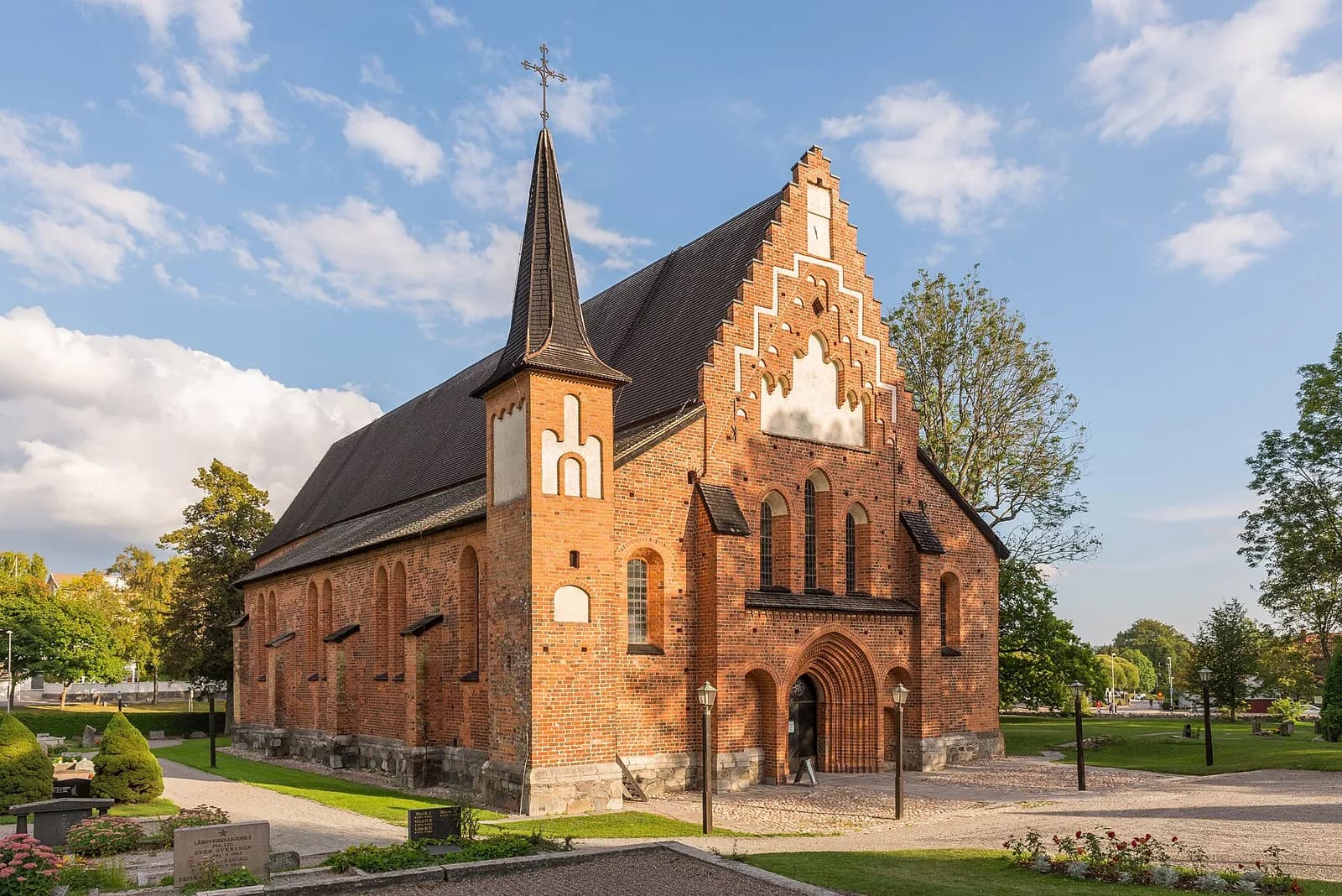Mariakyrkan, église médiévale en brique rouge au pignon à redents de Sigtuna