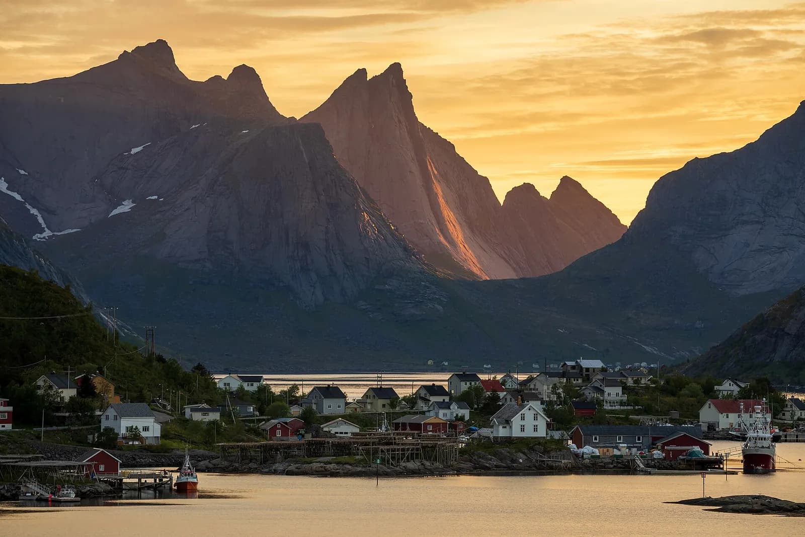 les maisons de Reine au bord de la baie, sous les sommets du Moltbærtinden au coucher du soleil