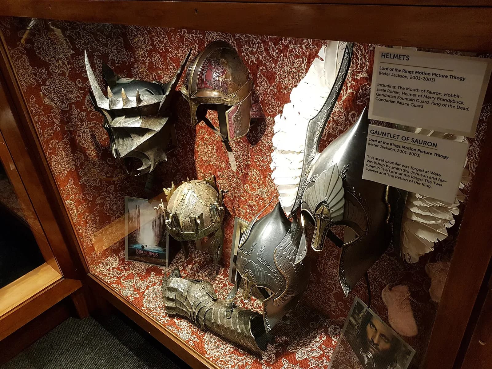 les casques et le gantelet de Sauron exposés dans une vitrine de la Weta Cave