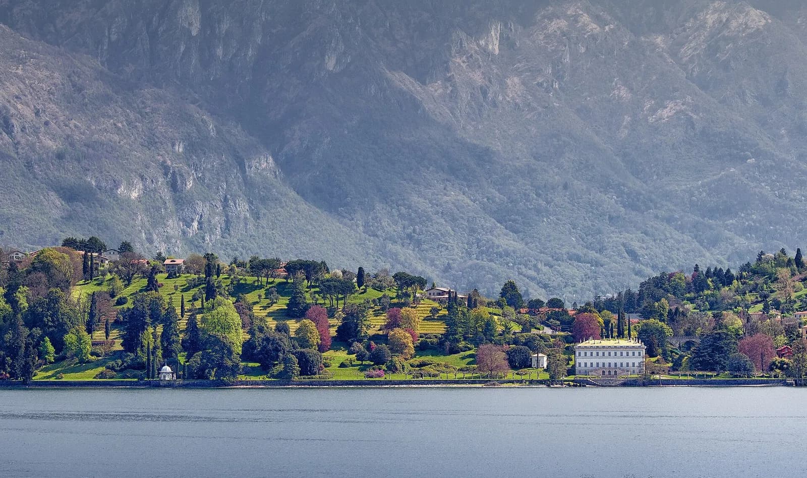 la Villa Melzi et ses jardins étagés au bord du lac de Côme à Bellagio