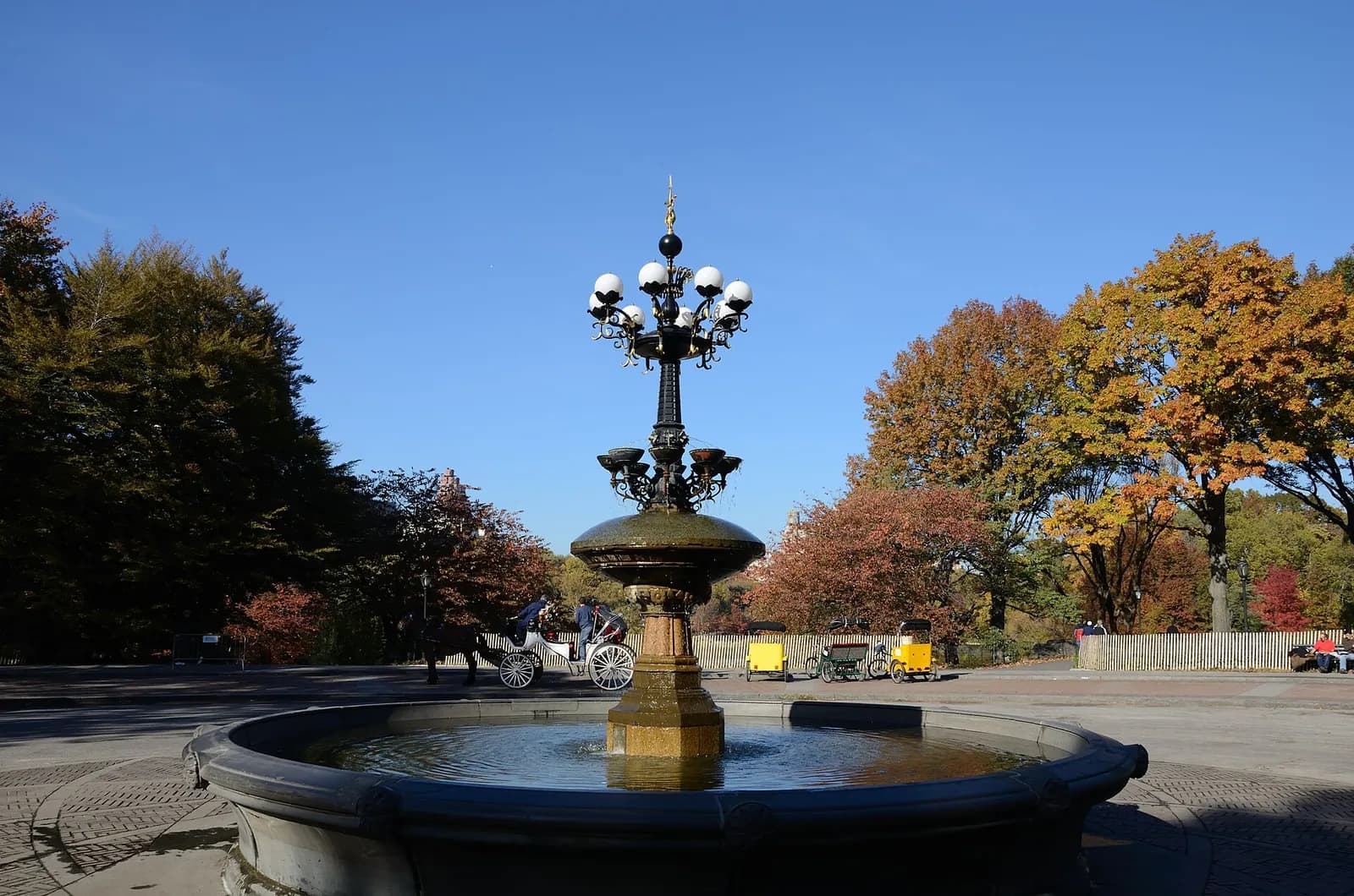 la fontaine victorienne de Cherry Hill entourée d'arbres d'automne dans Central Park