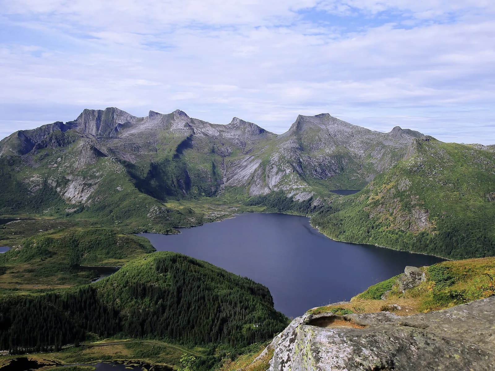 vue depuis le sommet du Tjeldbergtind sur le lac Stor-Kongsvatnet et les montagnes près de Svolvær