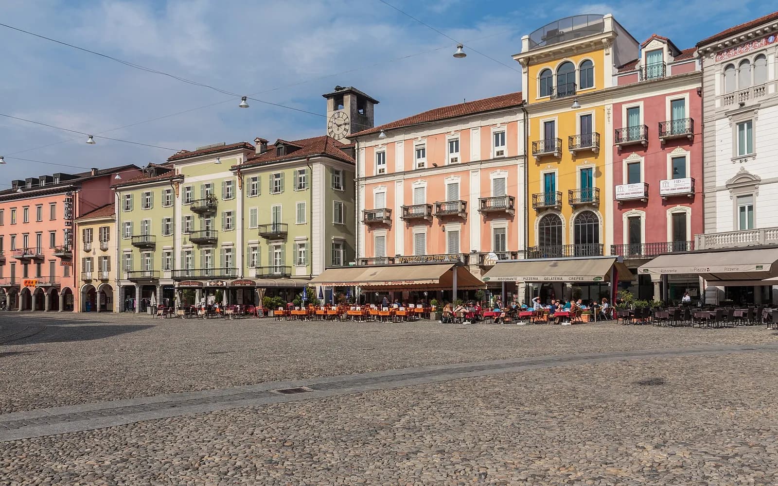 les façades colorées à arcades de la Piazza Grande de Locarno, en Suisse
