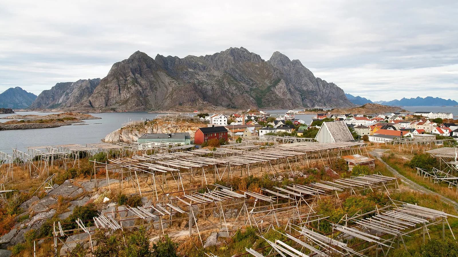 le village de pêcheurs de Henningsvær et ses séchoirs à morue au pied des montagnes