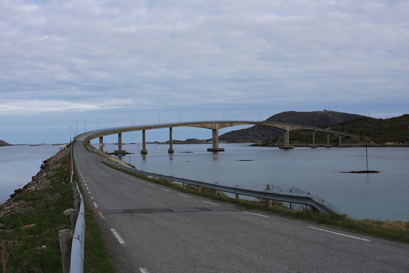 route menant au pont en arc de Sommarøy au-dessus de la mer, près de Tromsø