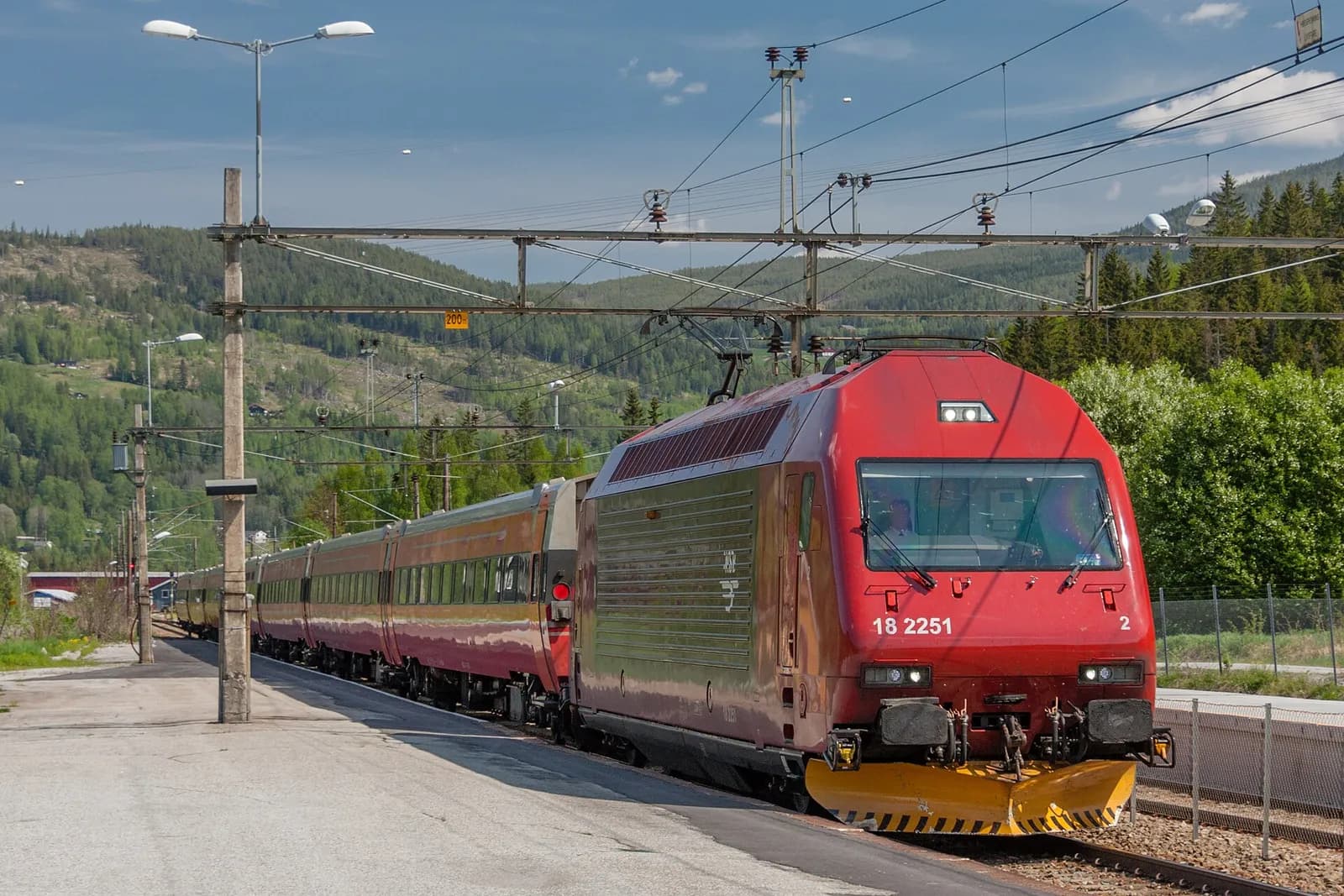 locomotive rouge du train Oslo-Bergen en gare de Gol