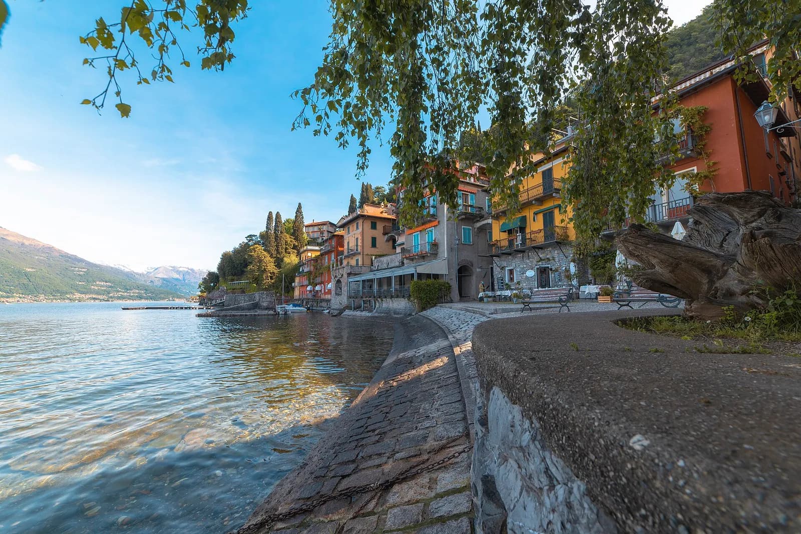 promenade pavée longeant le lac de Côme au pied des maisons colorées de Varenna