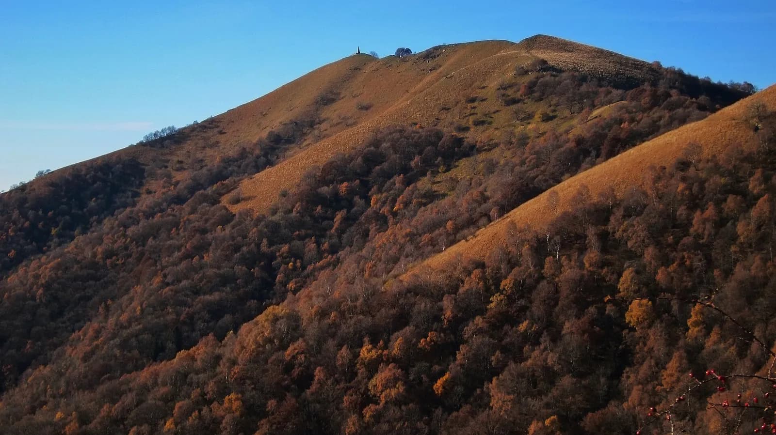 les pentes du Monte Palanzone aux couleurs d'automne dans le Triangolo Lariano