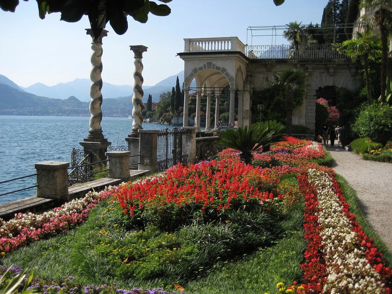 massifs fleuris et colonnes torsadées du jardin de la Villa Monastero face au lac à Varenna