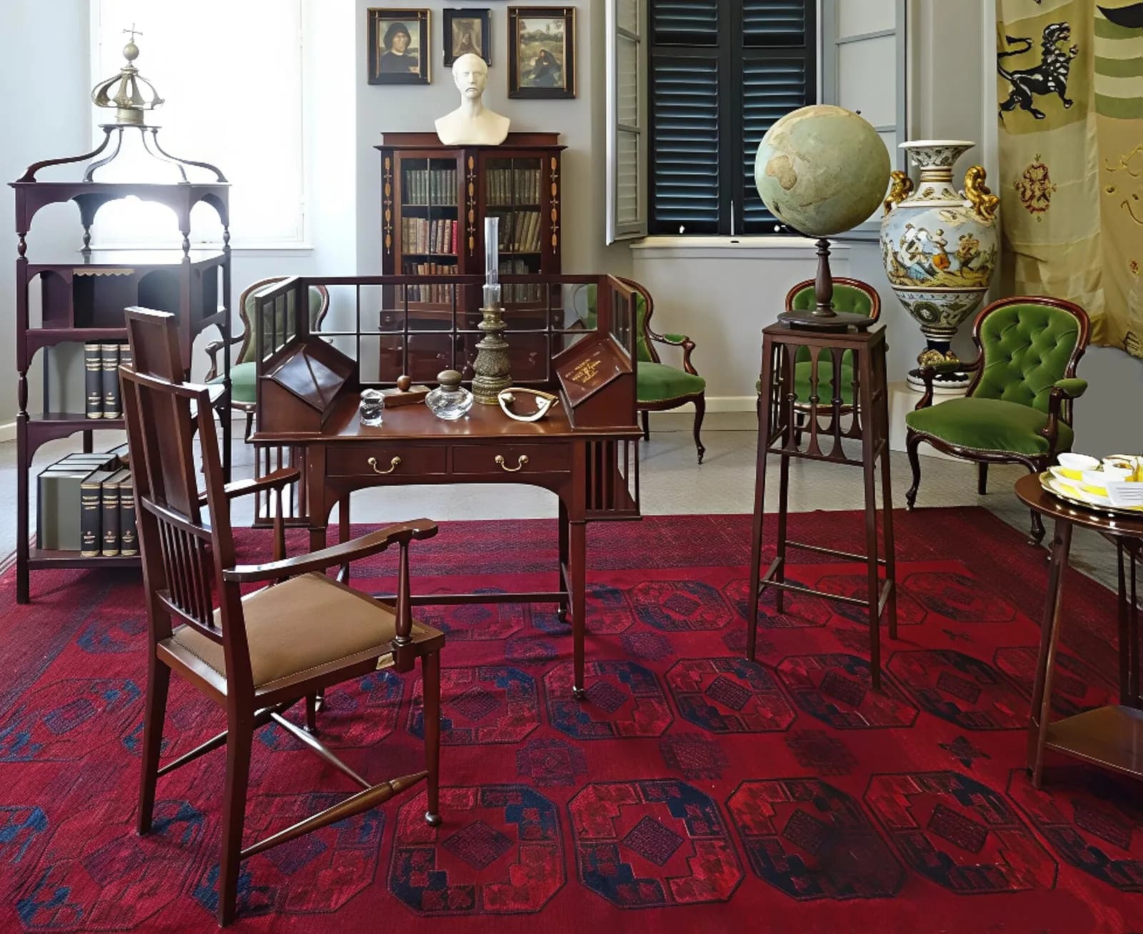 le cabinet du duc meublé d'époque à l'intérieur de la Villa Carlotta