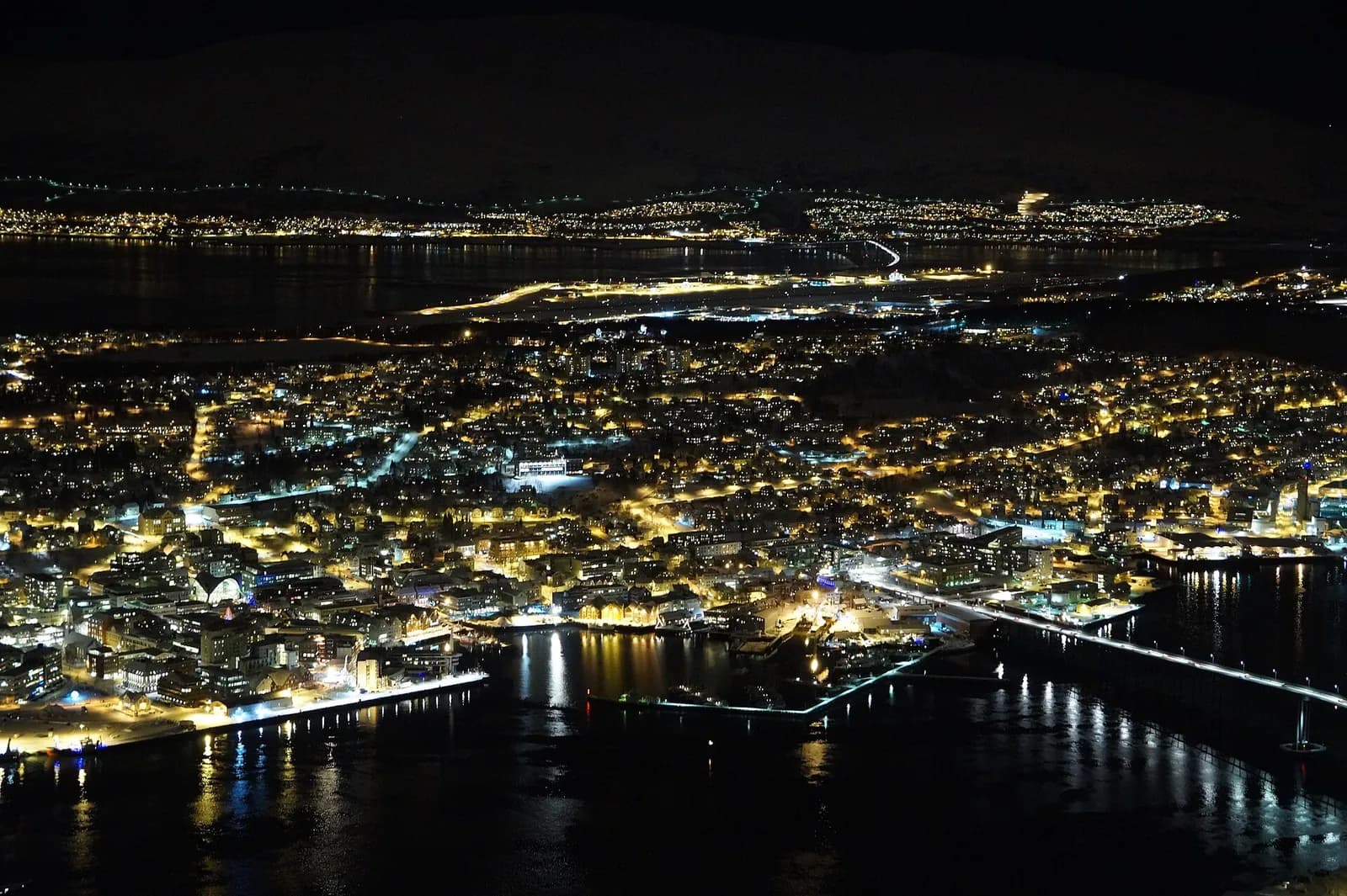 lumières de Tromsø et de son pont dans l'obscurité, vues depuis le mont Fjellheisen