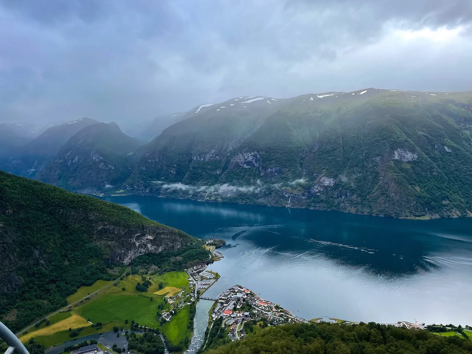 l'Aurlandsfjord et le village d'Aurland sous les nuages, depuis Stegastein