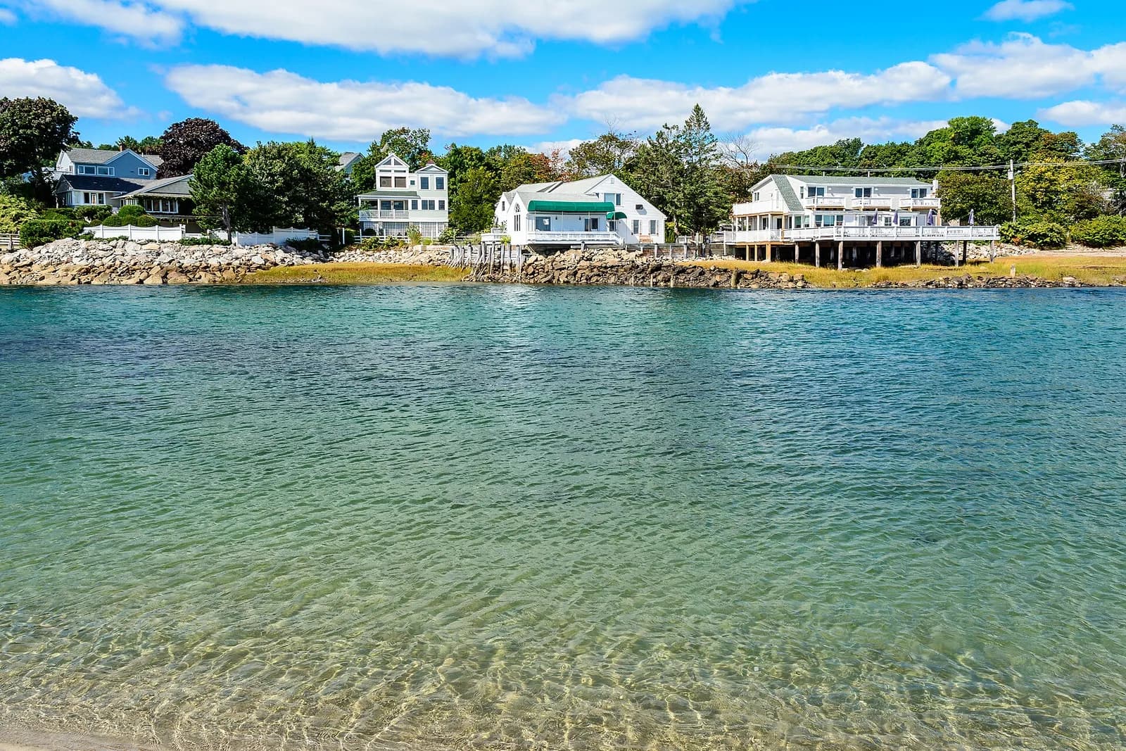eaux turquoise de la rivière d'Ogunquit bordée de maisons blanches, dans le Maine