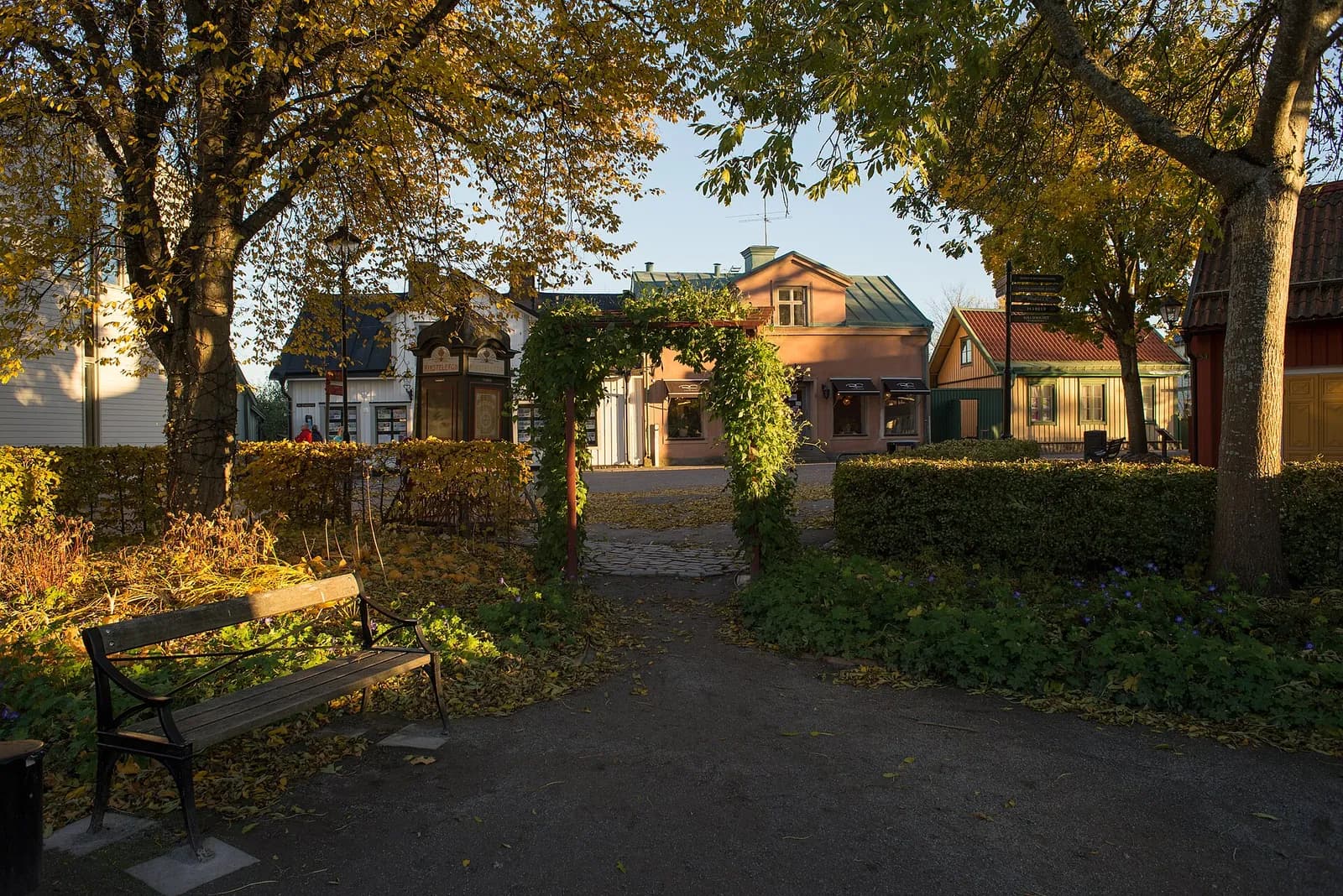 petit parc arboré aux couleurs d'automne au cœur de la vieille ville de Sigtuna