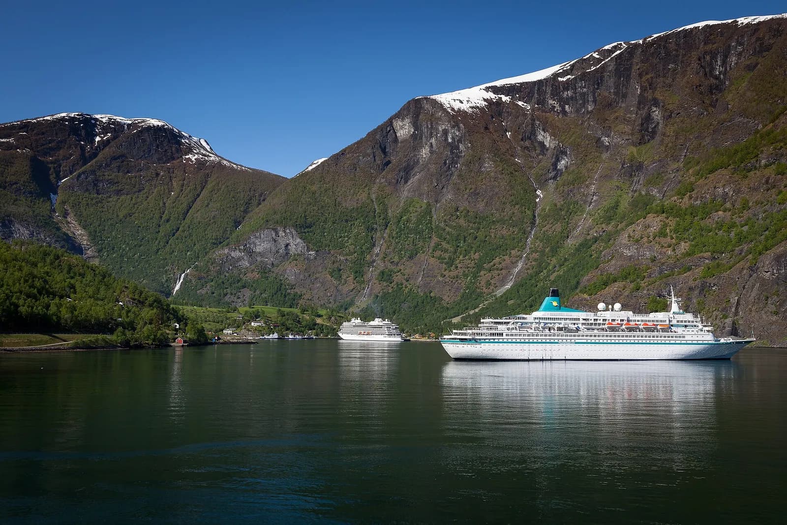 bateaux de croisière dans l'Aurlandsfjord près de Flåm, sous les montagnes