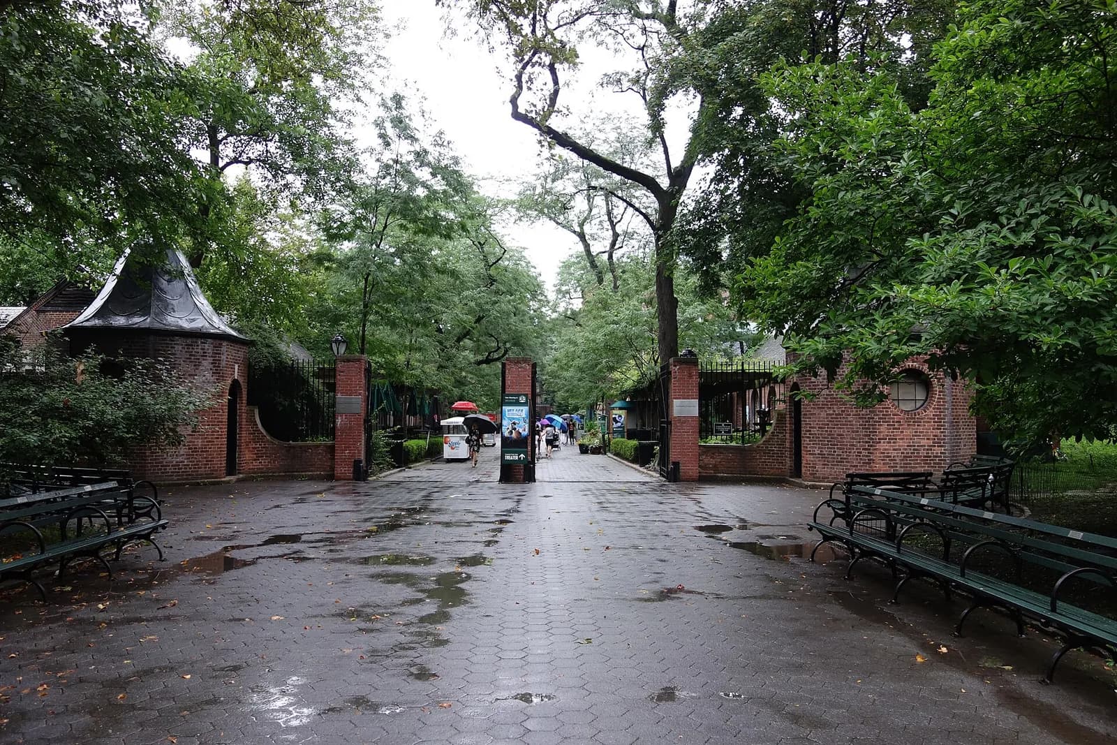 allée d'entrée du zoo de Central Park bordée de bancs et de grands arbres