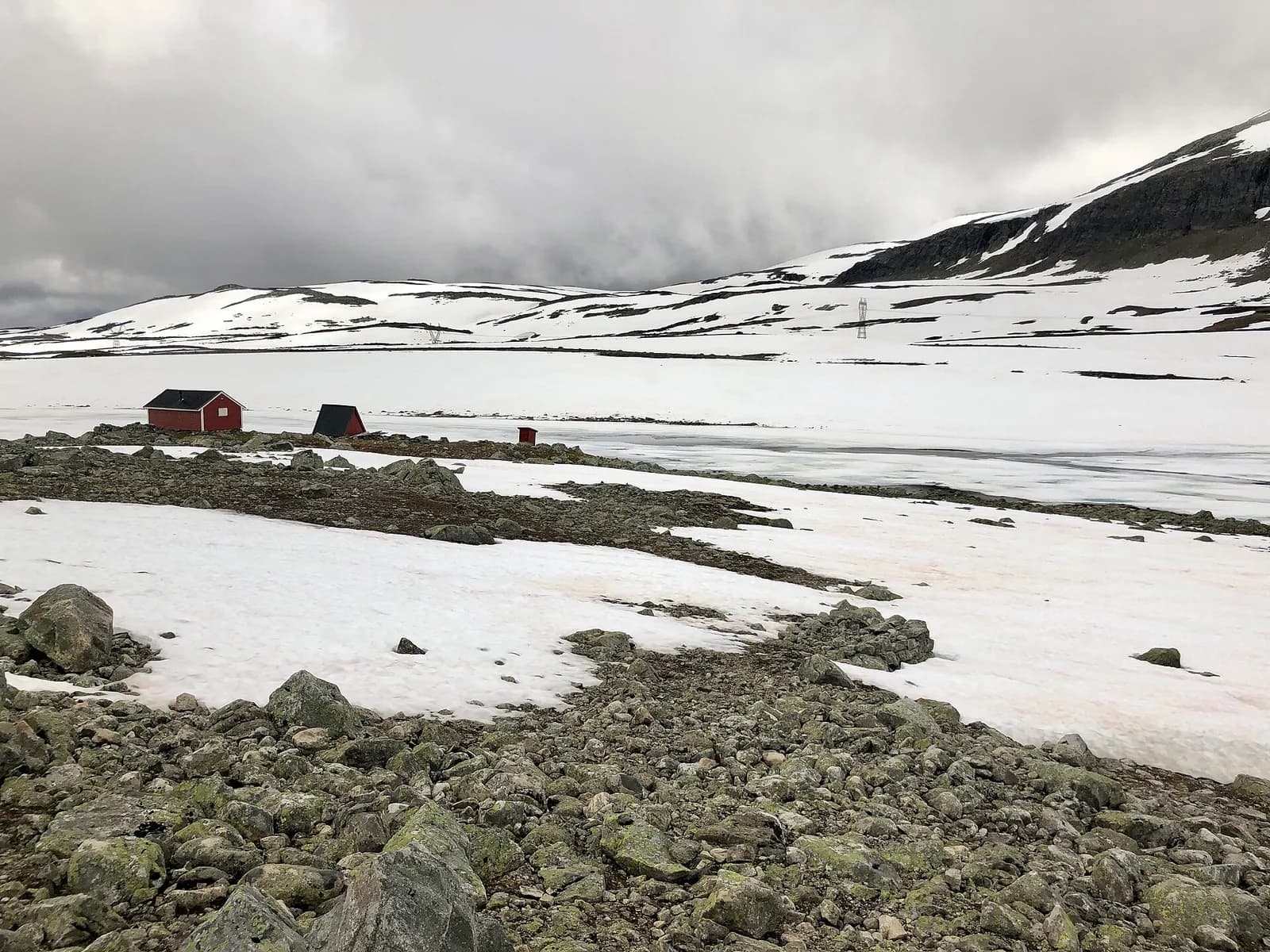 cabanes rouges isolées au milieu des névés sur le plateau d'Aurlandsfjellet