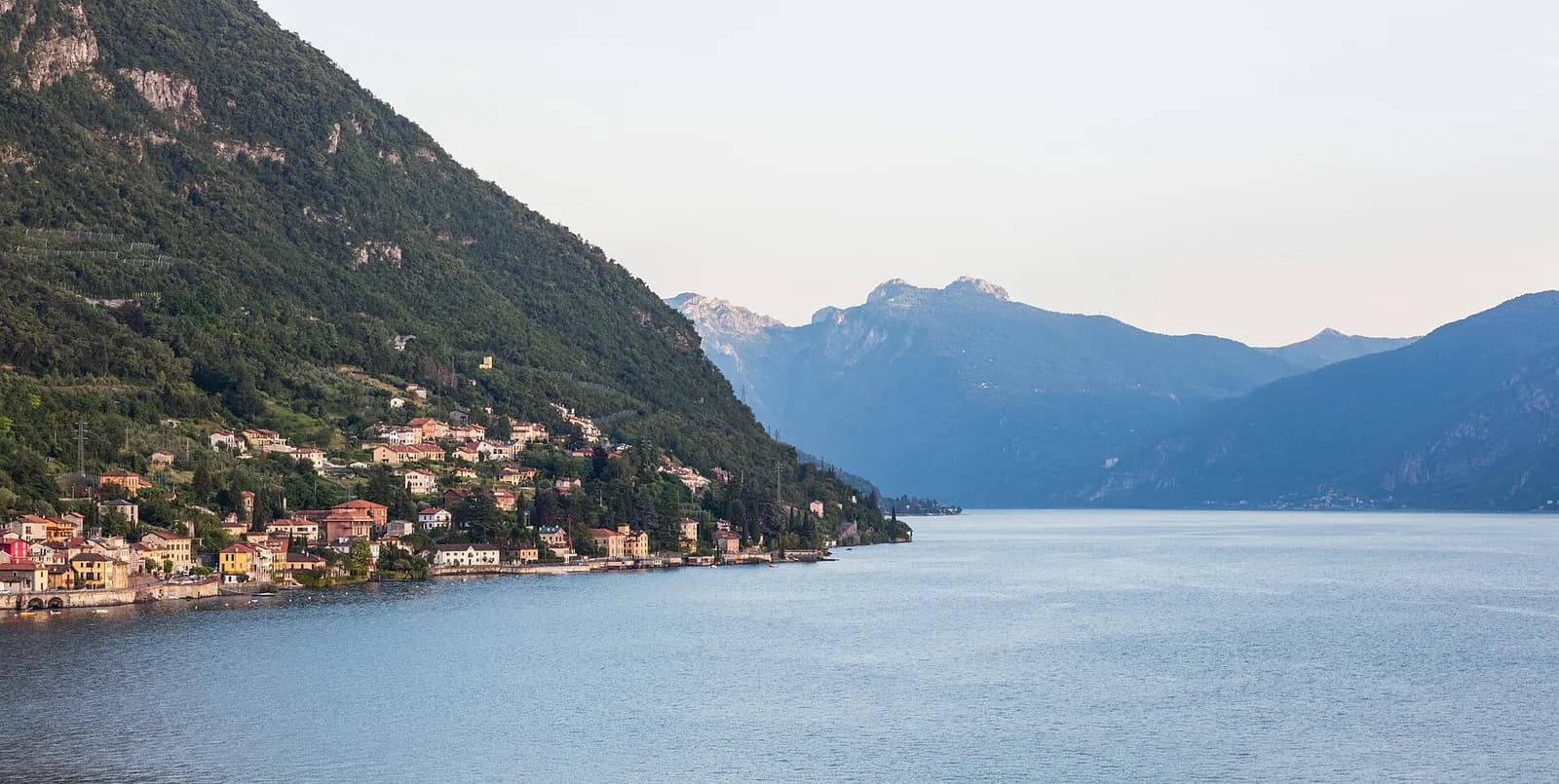 vue sur Varenna et les montagnes plongeant dans le lac de Côme