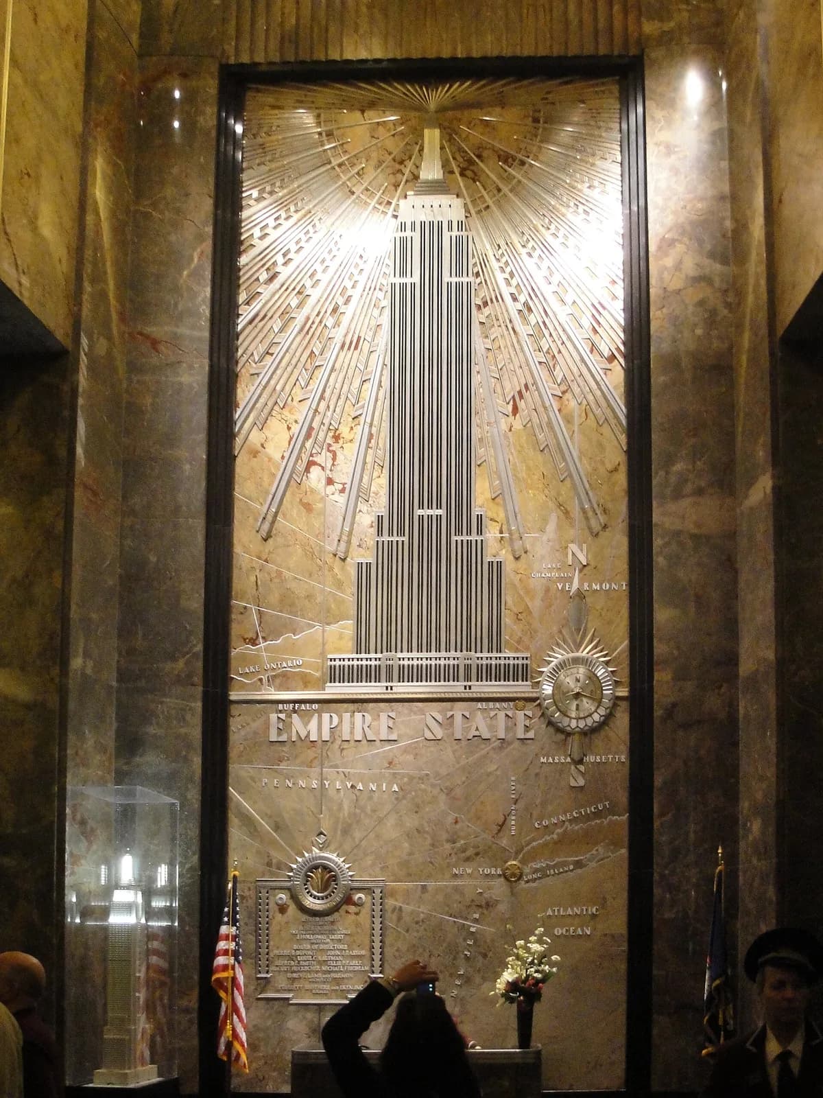 la fresque murale du hall représentant l'Empire State Building sur fond de rayons dorés