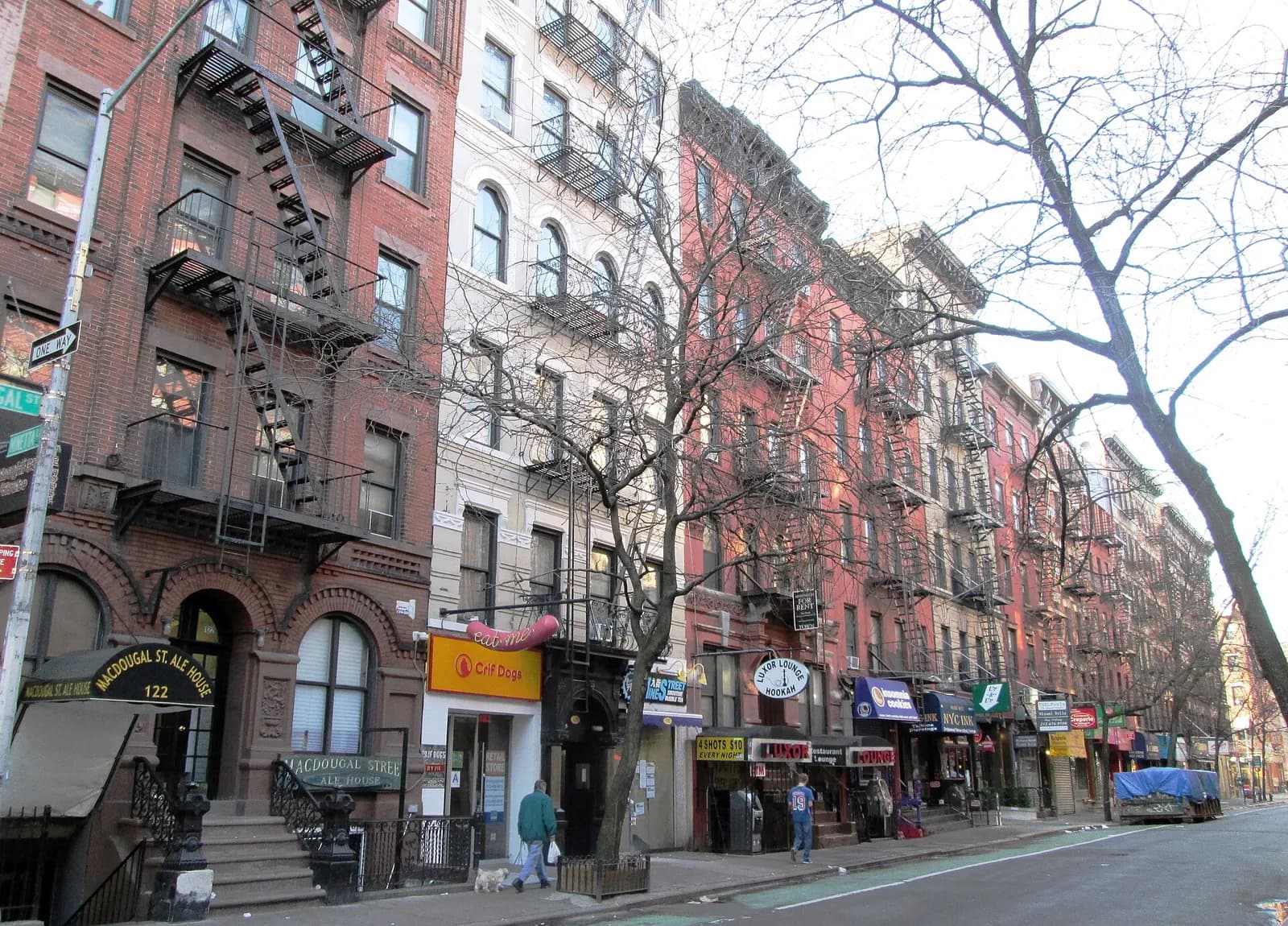 immeubles en briques et boutiques en rez-de-chaussée sur MacDougal Street