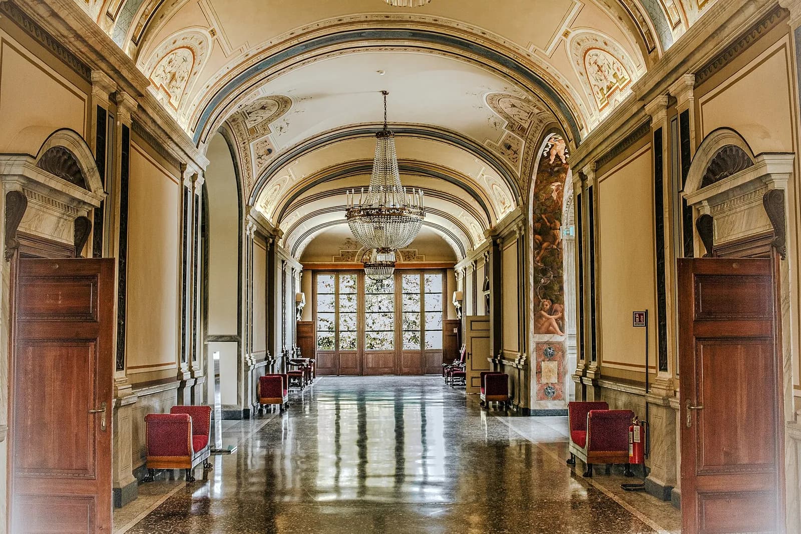 la grande galerie de la Villa Carlotta avec son sol en marbre et ses lustres