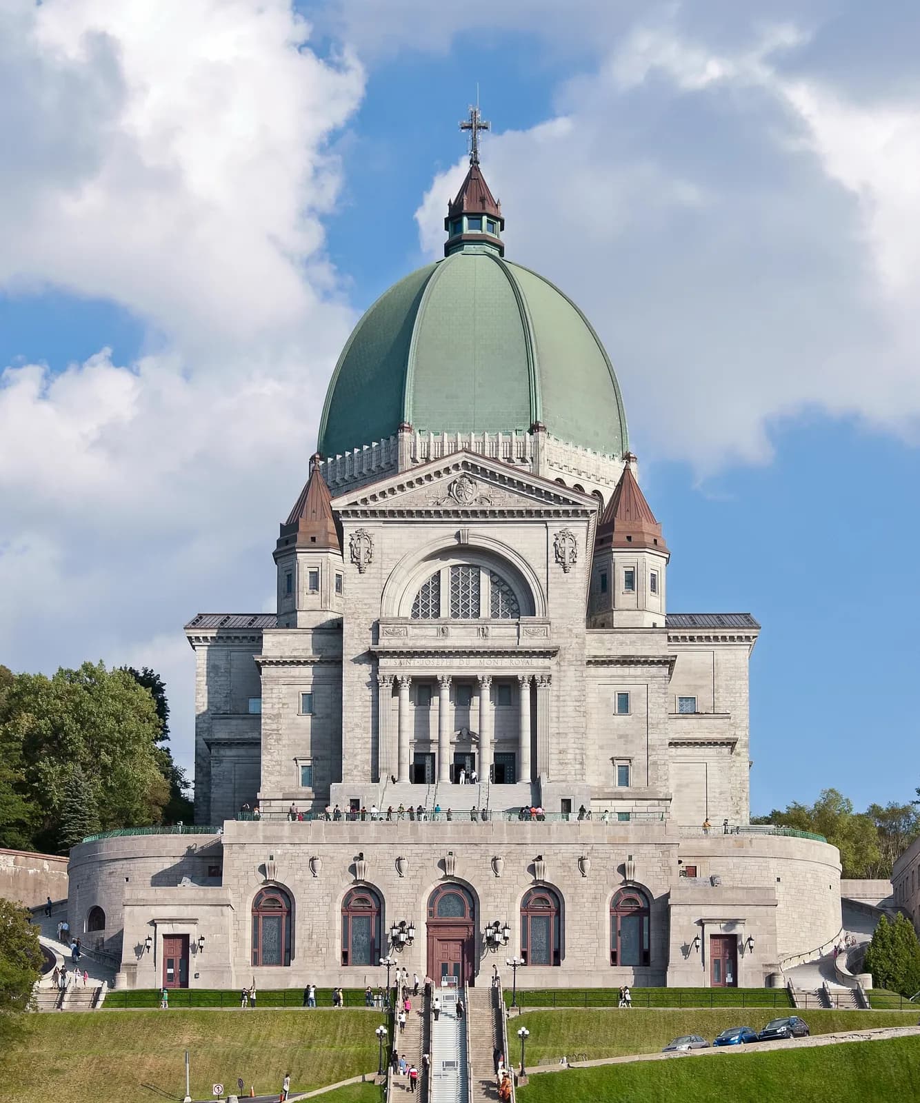 la façade néoclassique et le dôme cuivré de l'oratoire Saint-Joseph sous un ciel bleu