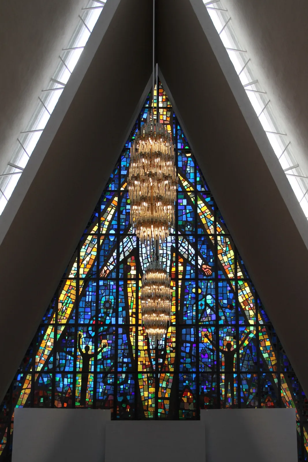 grand vitrail coloré et lustres de cristal de la cathédrale arctique de Tromsø