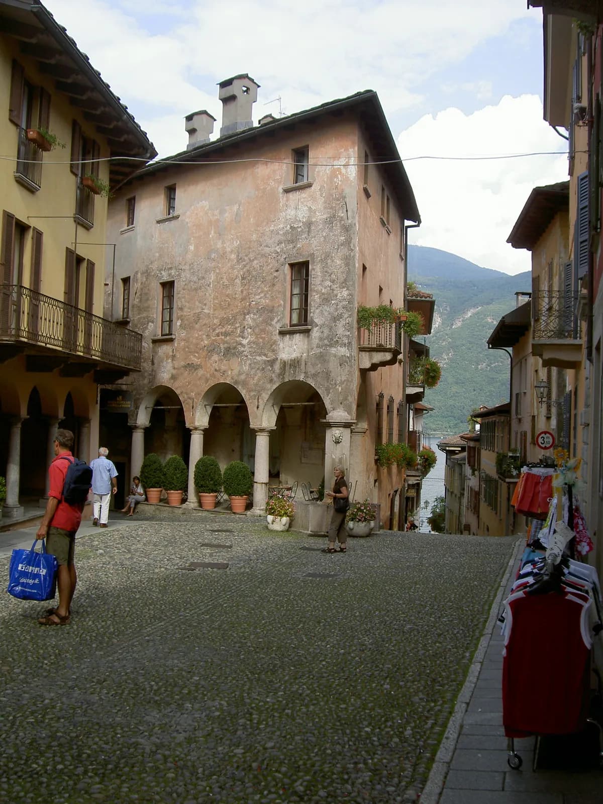 l'Hôtel Pironi, ancien monastère du XVe siècle, dans une ruelle pavée de Cannobio