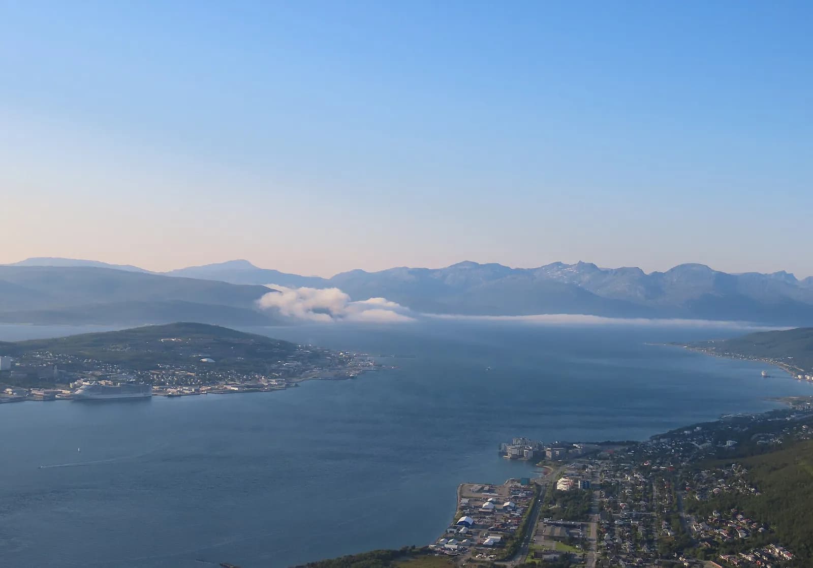 vue sur le détroit de Tromsø et les montagnes au loin depuis le mont Fløya
