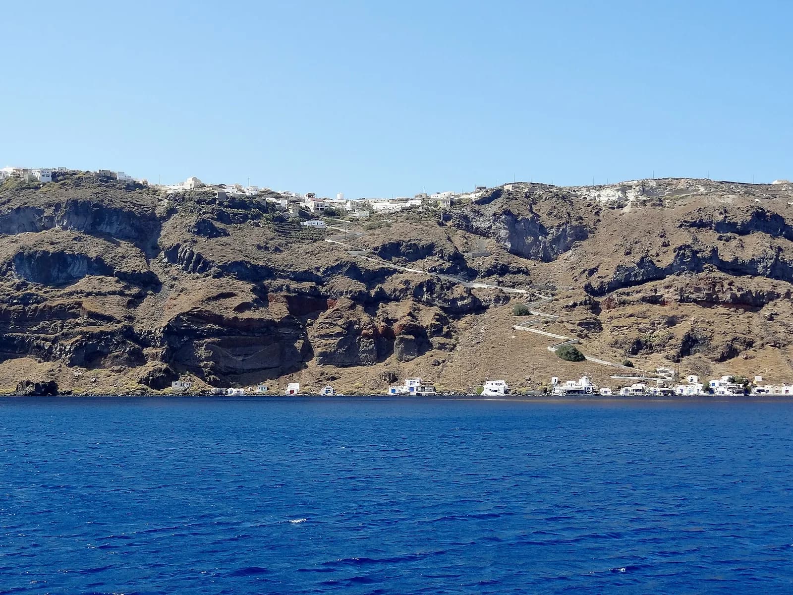 falaises de Thirassia et petit port de Korfos vus depuis la mer