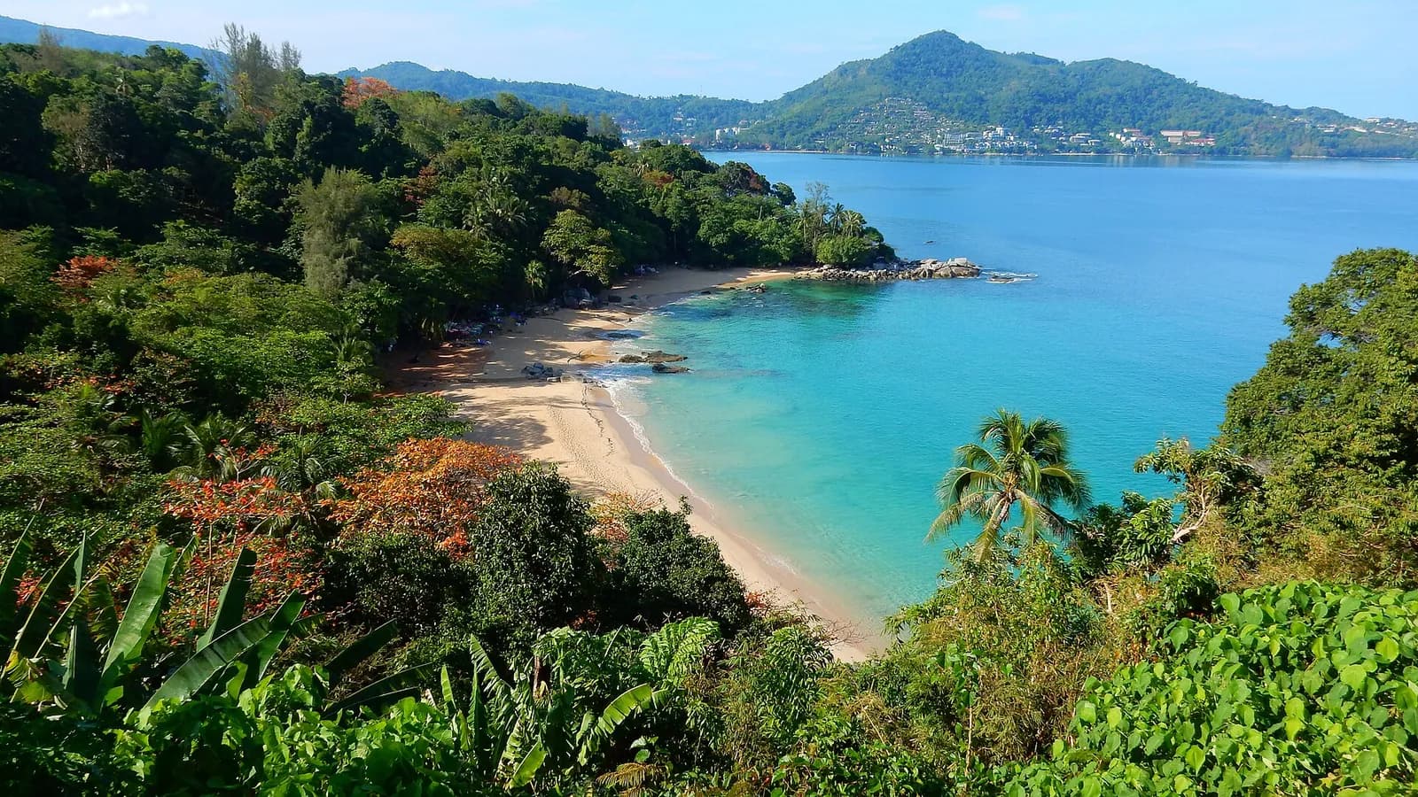 la petite plage de Laem Singh nichée dans la végétation tropicale, vue d'en haut