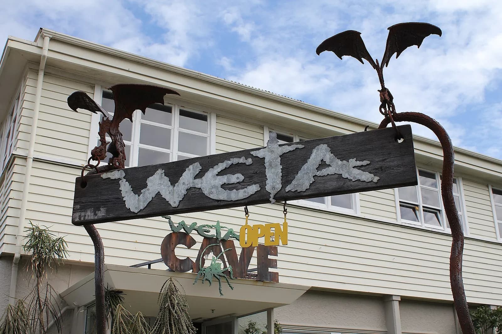 l'enseigne en métal de la Weta Cave devant le bâtiment de Miramar, à Wellington