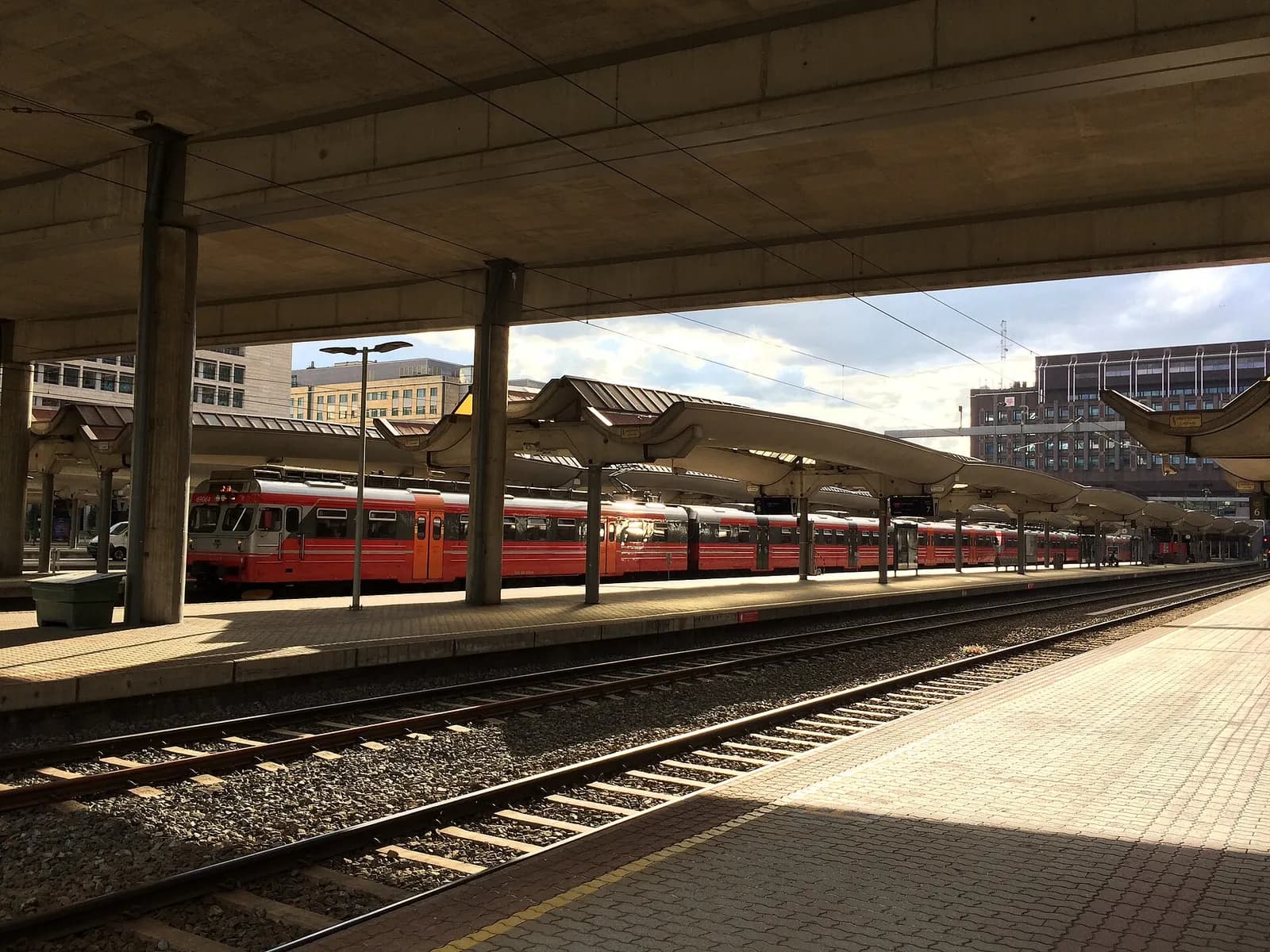 quais de la gare centrale d'Oslo avec des trains rouges à l'arrêt