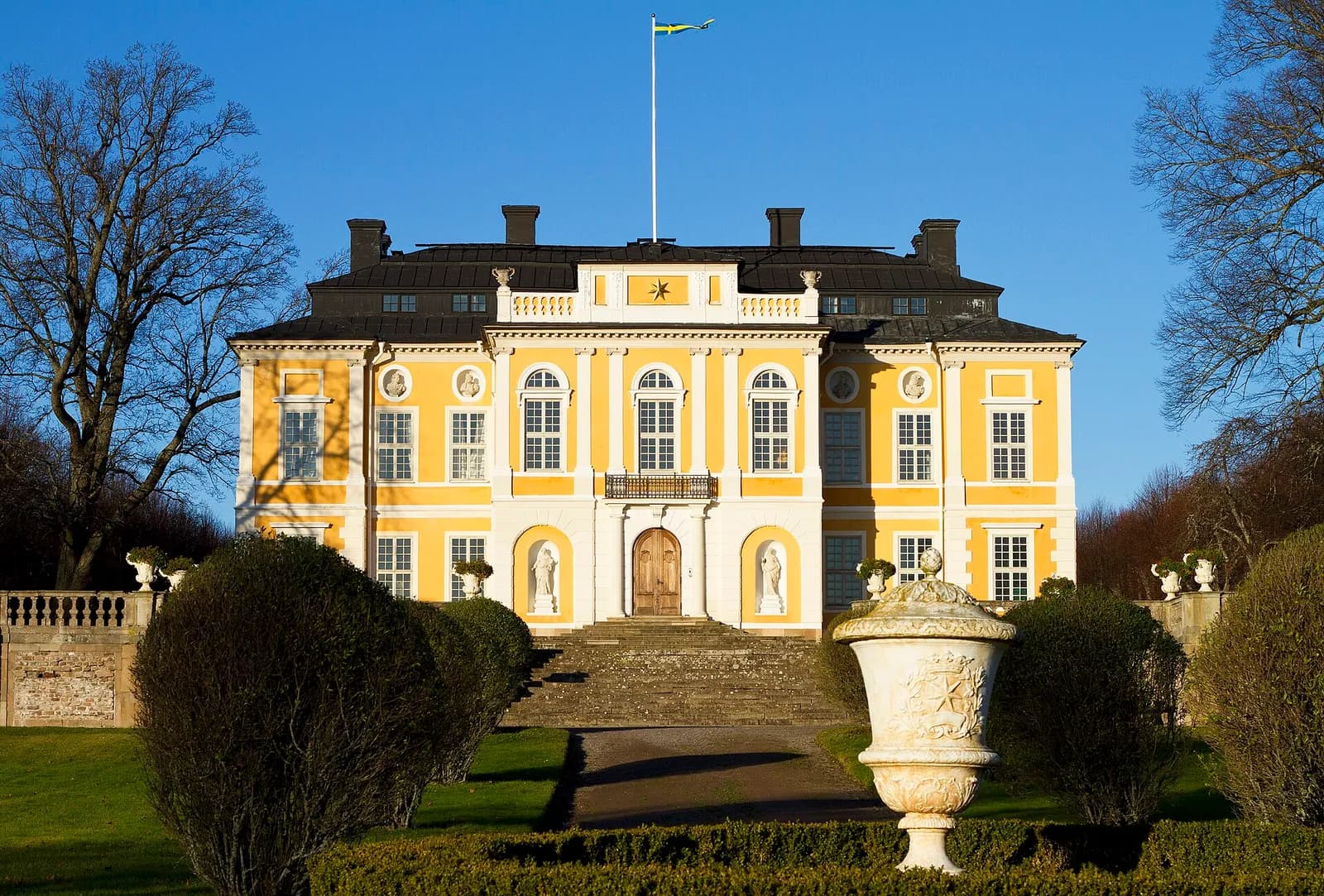 le château de Steninge, façade jaune et blanche dessinée par Tessin le Jeune