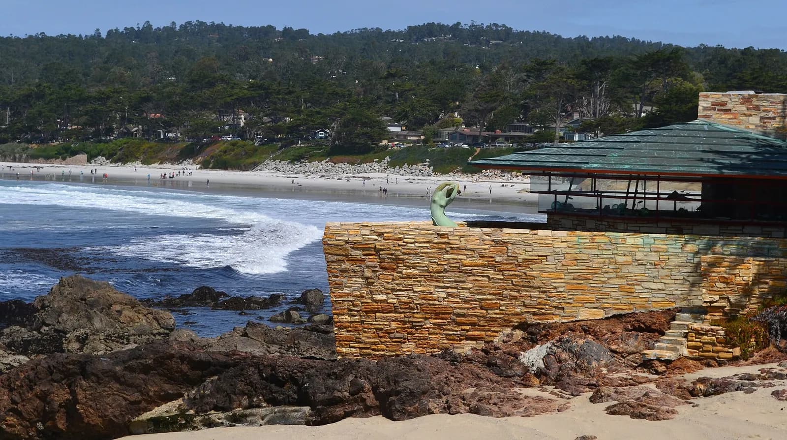 maison en pierre surplombant la plage et les vagues de Carmel-by-the-Sea
