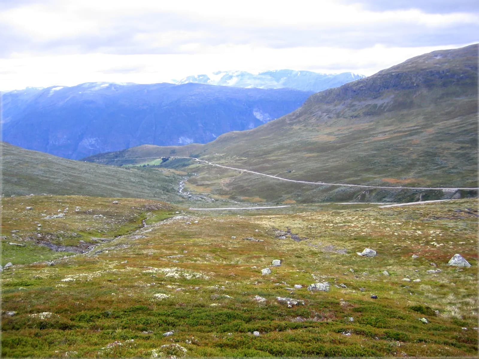 la route de montagne qui grimpe au-dessus d'Aurland vers Stegastein et le plateau