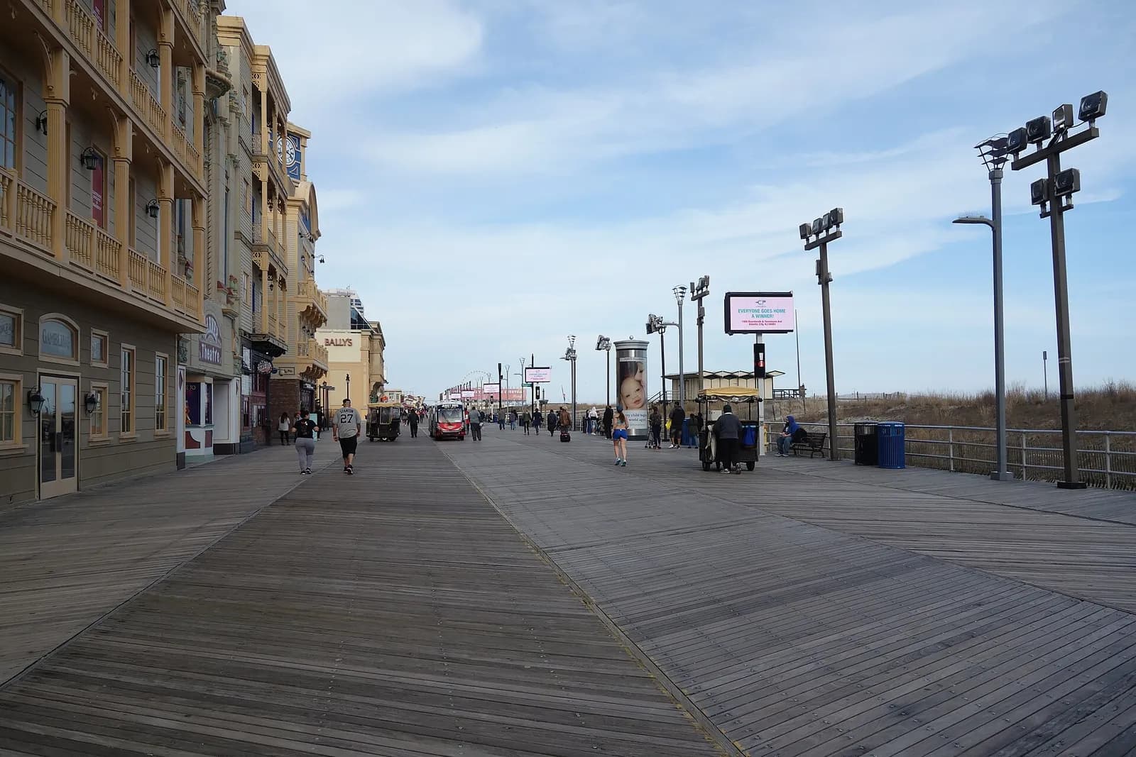 la longue promenade en planches d'Atlantic City le long de l'océan Atlantique