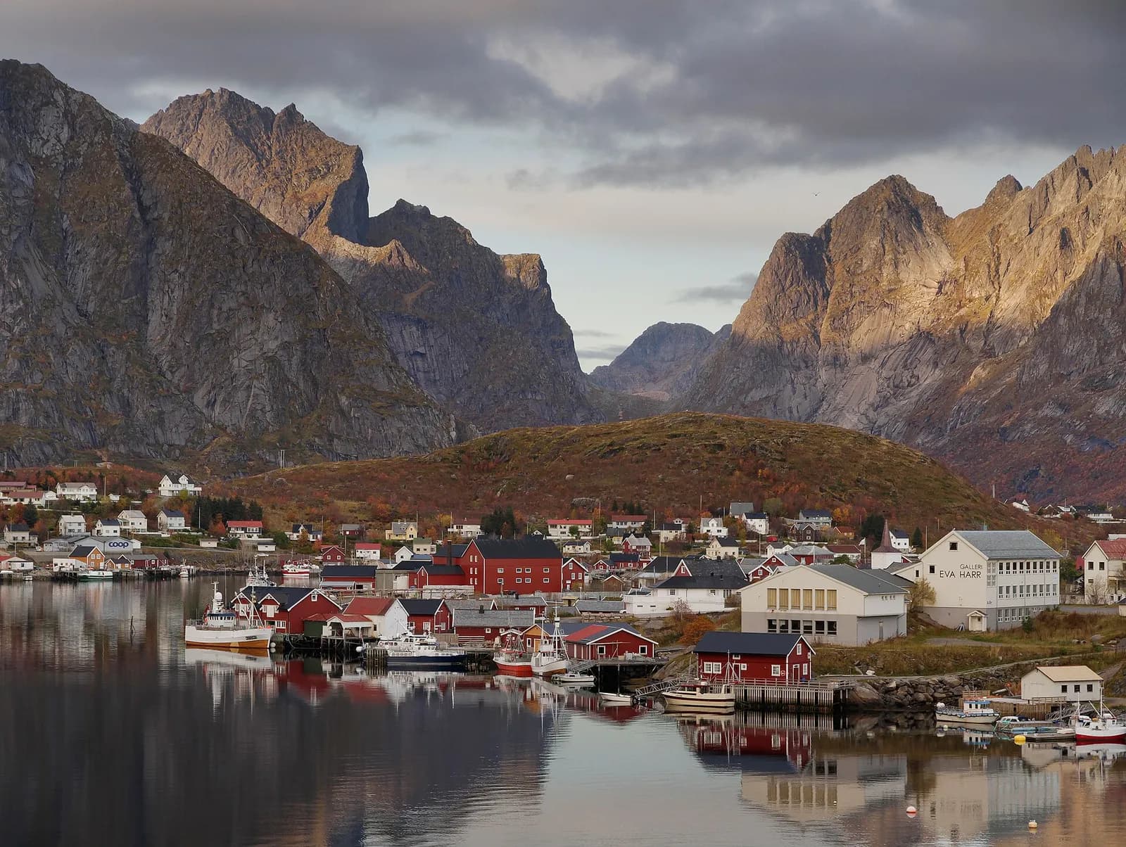 le village de Reine blotti au bord de l'eau sous des sommets déchiquetés aux Lofoten