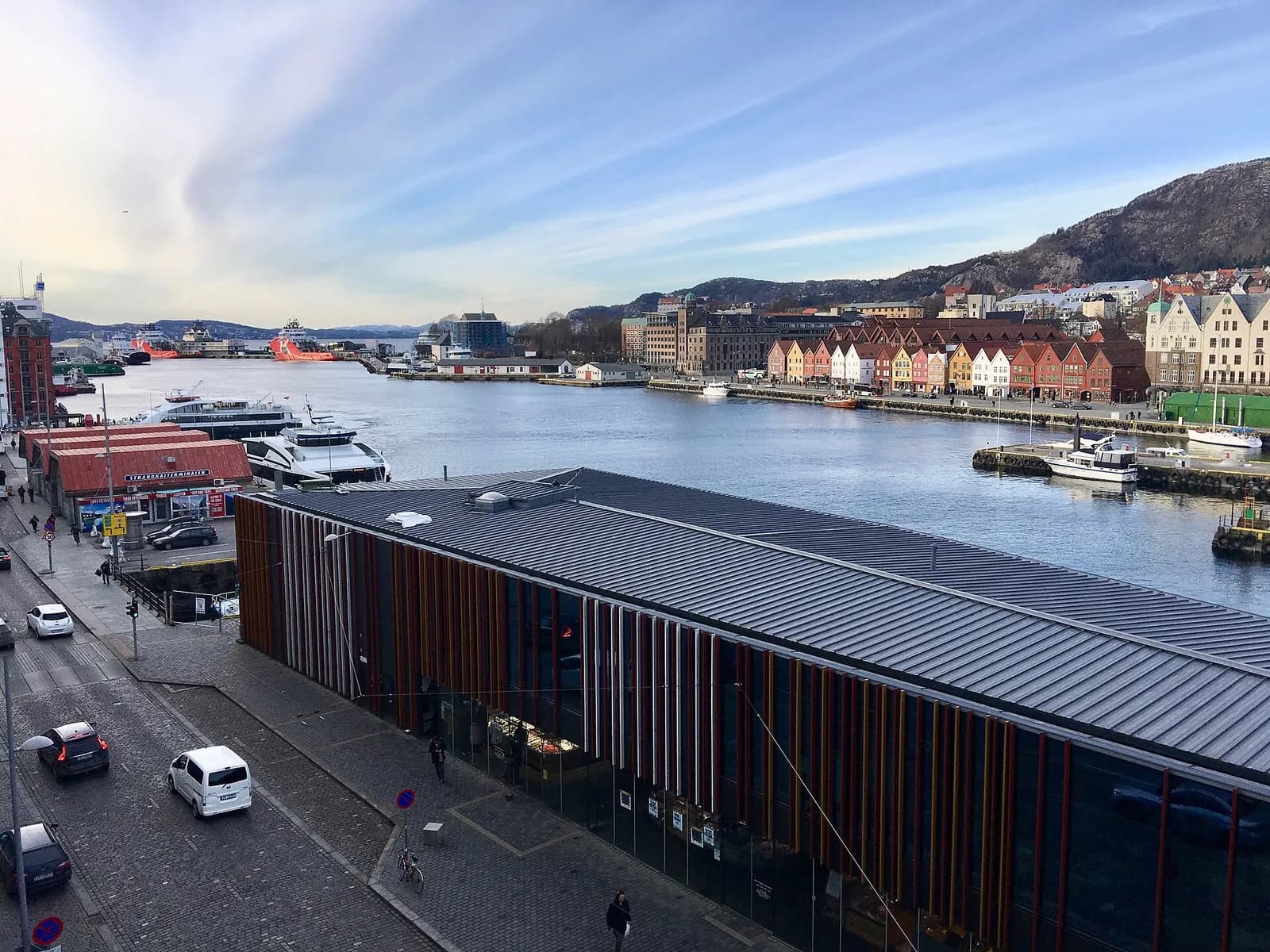 le terminal de Strandkaien et le port de Bergen, avec Bryggen en face