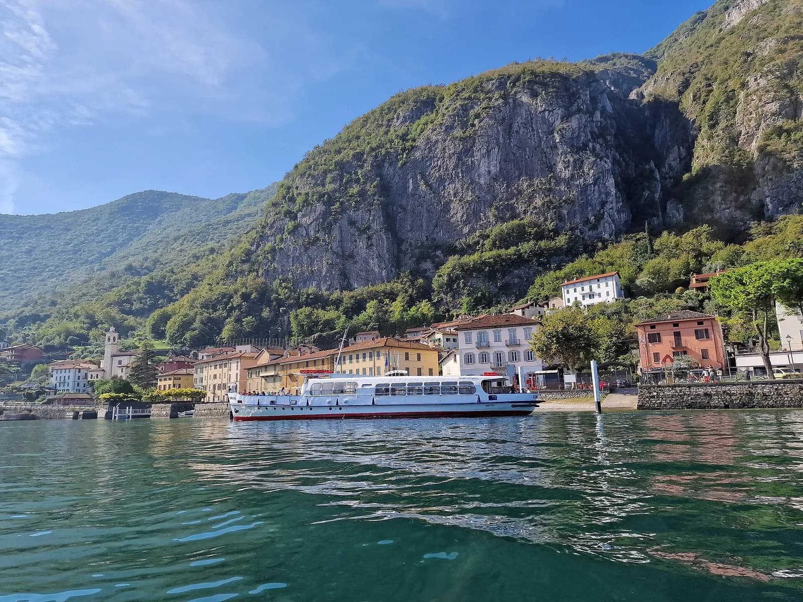 bateau de la navigation du lac de Côme accosté à Onno, au pied des falaises