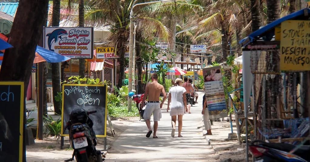 rue animée bordée de bars et de restaurants de plage menant à Kamala Beach