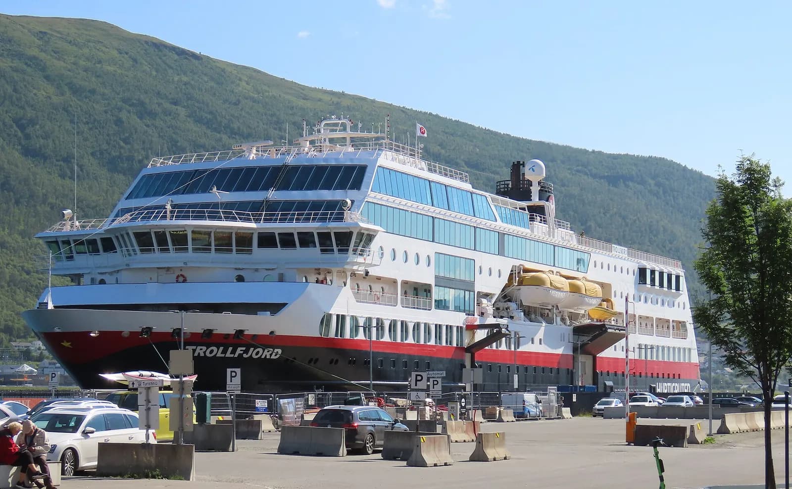 navire Hurtigruten MS Trollfjord amarré dans le port de Tromsø