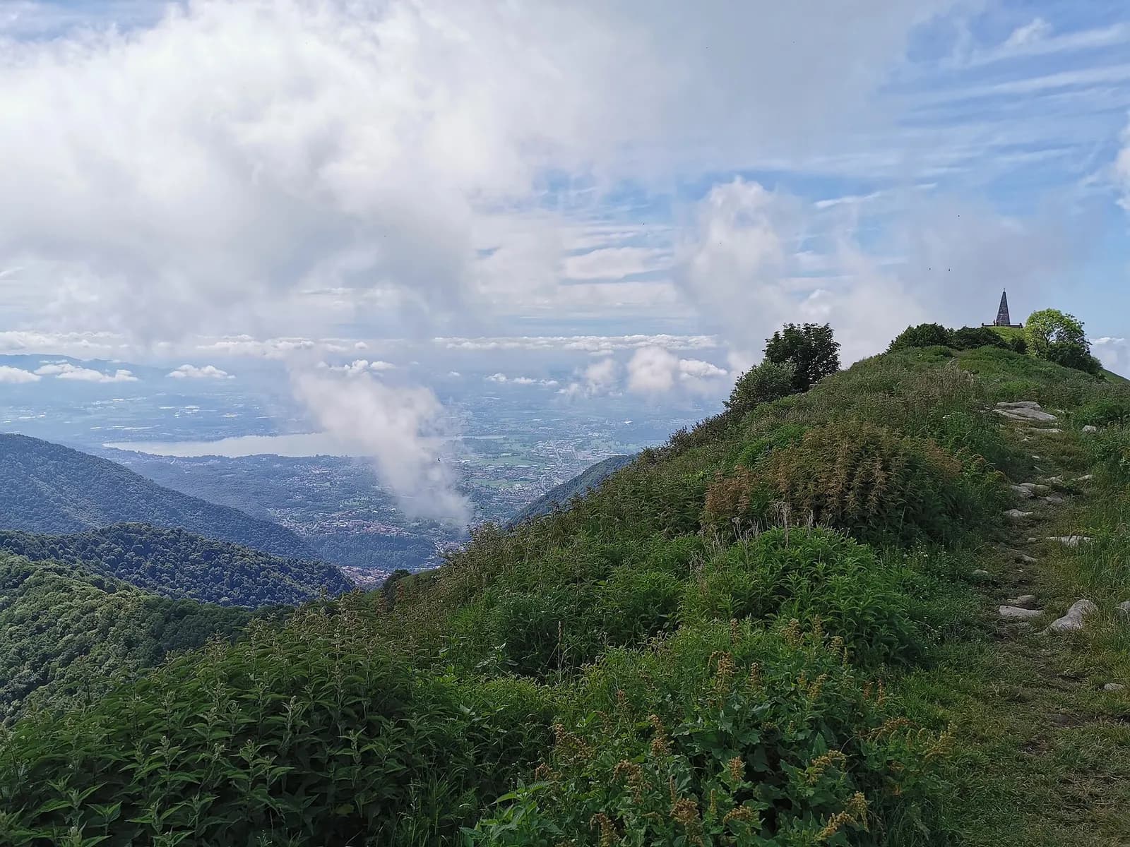 sentier de crête du Monte Palanzone avec vue sur la plaine et les nuages
