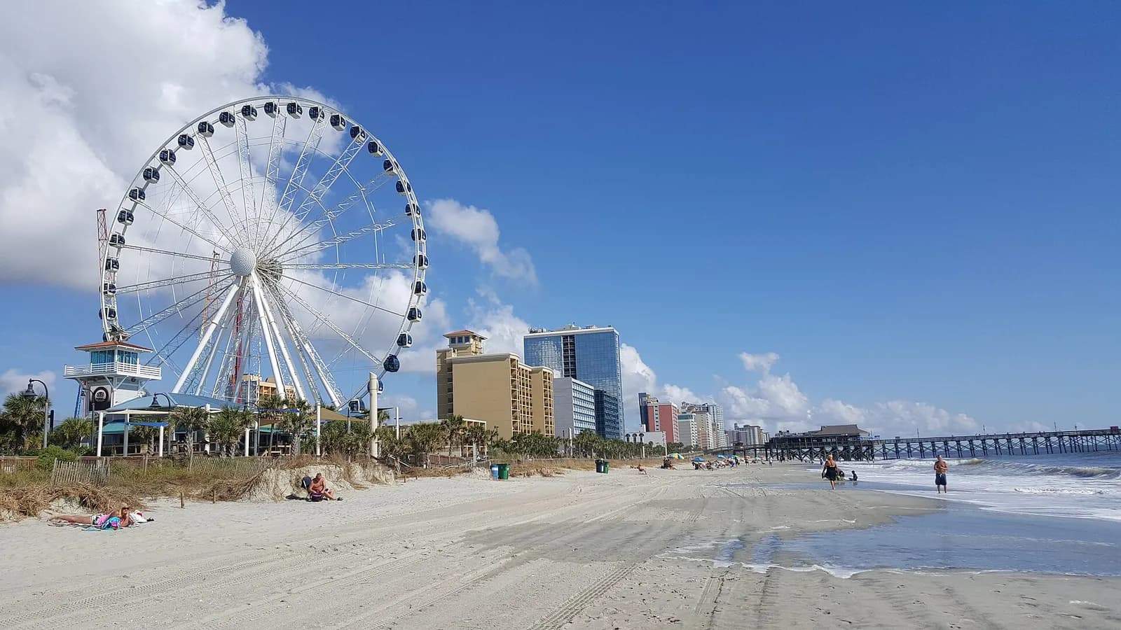 la grande roue et les hôtels du front de mer sur la plage de Myrtle Beach