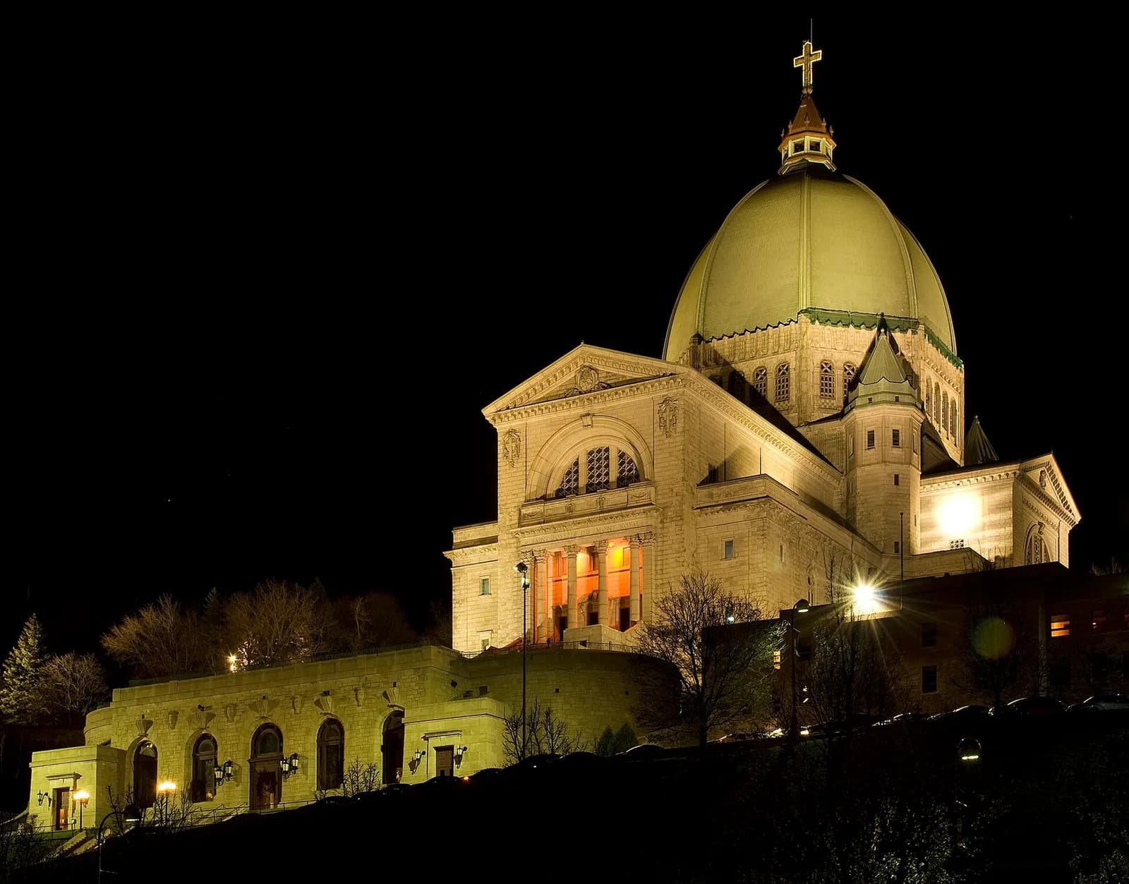 l'oratoire Saint-Joseph illuminé la nuit, dominant le chemin Queen-Mary à Montréal