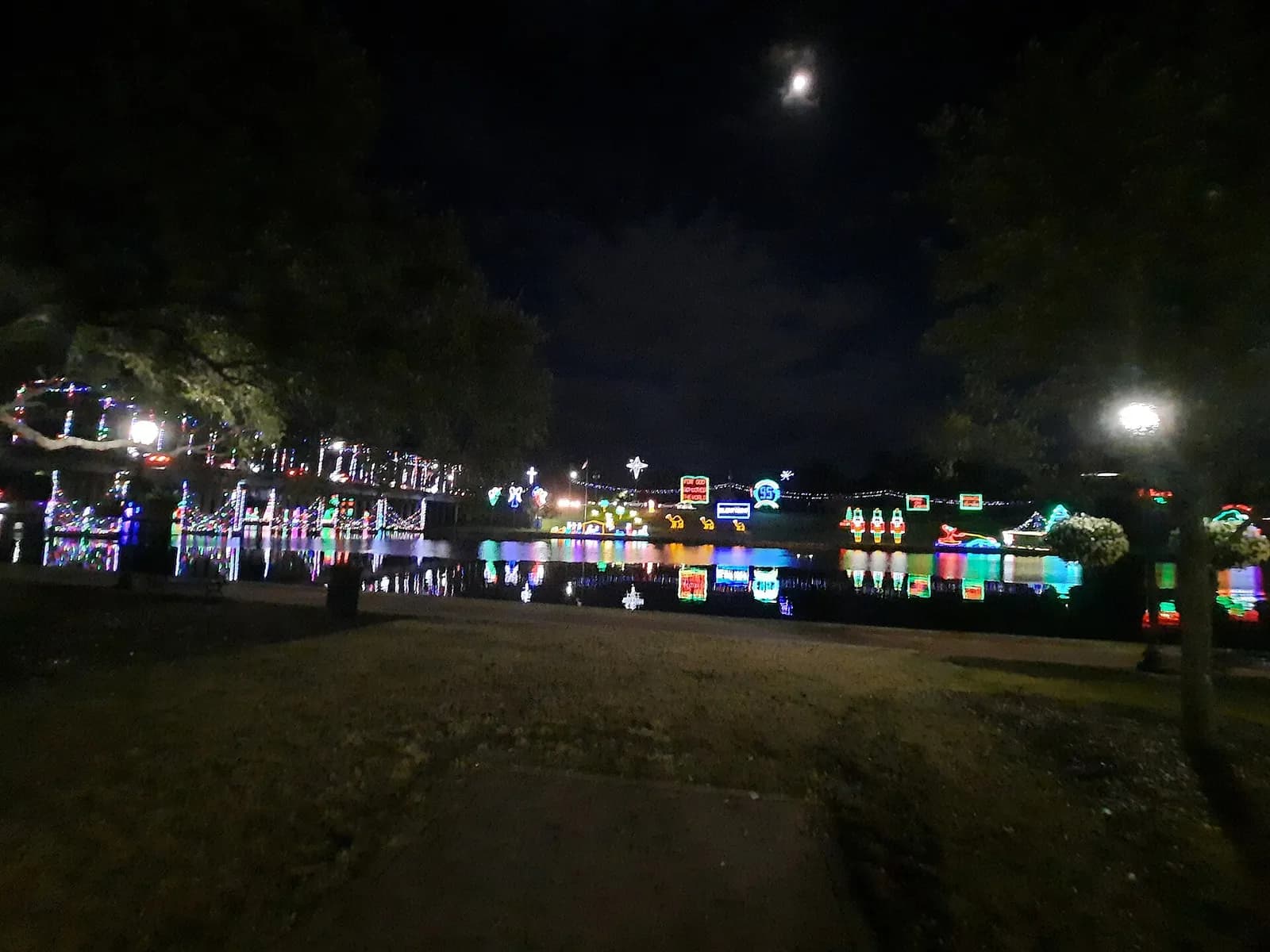 illuminations de Noël colorées se reflétant sur le lac Cane River à Natchitoches, la nuit