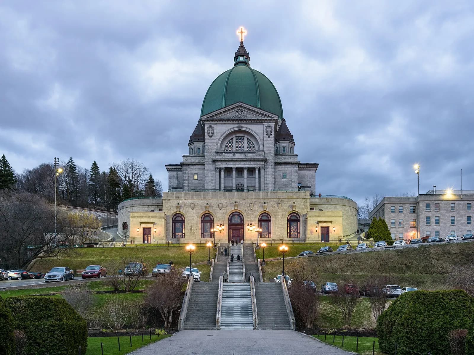 l'oratoire Saint-Joseph et son escalier monumental au crépuscule, sur le flanc du mont Royal