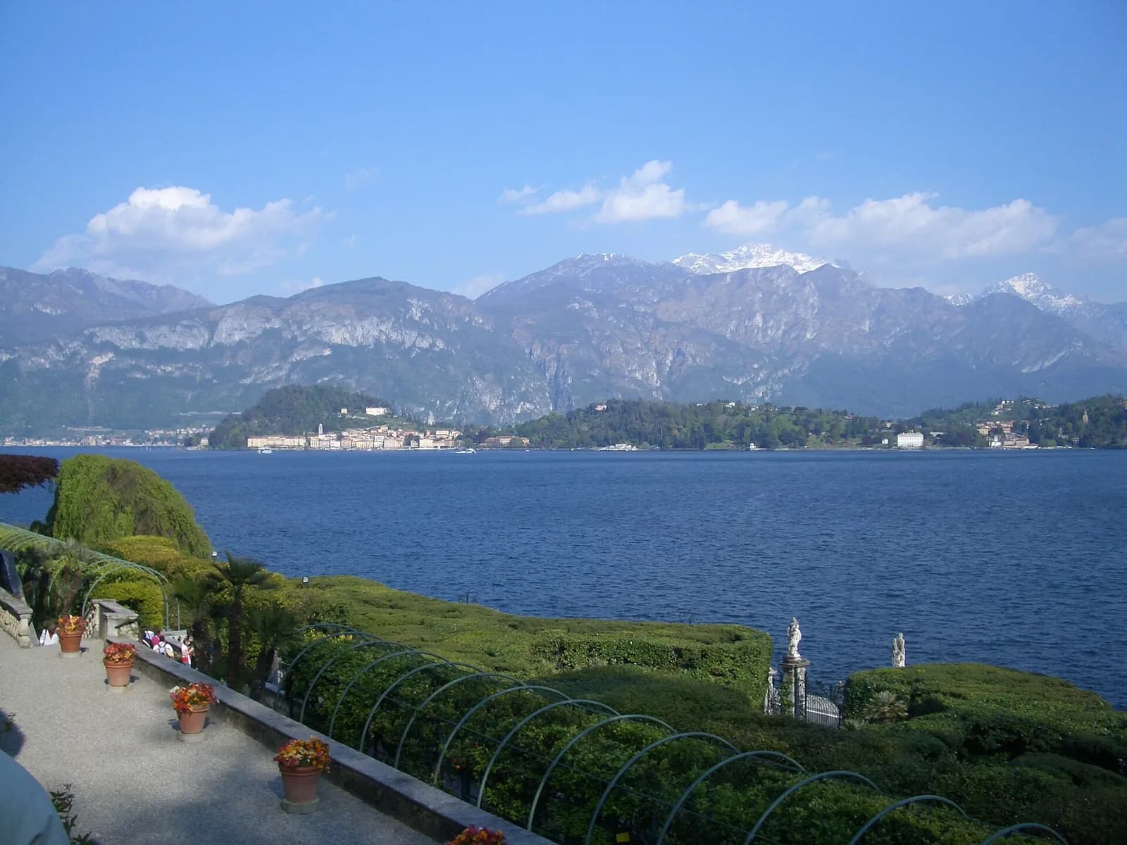 terrasse de la Villa Carlotta dominant le lac de Côme et les sommets des Grigne