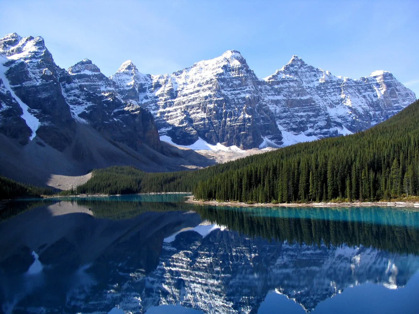 le lac Moraine reflète les sommets enneigés de la vallée des Dix-Pics au Canada